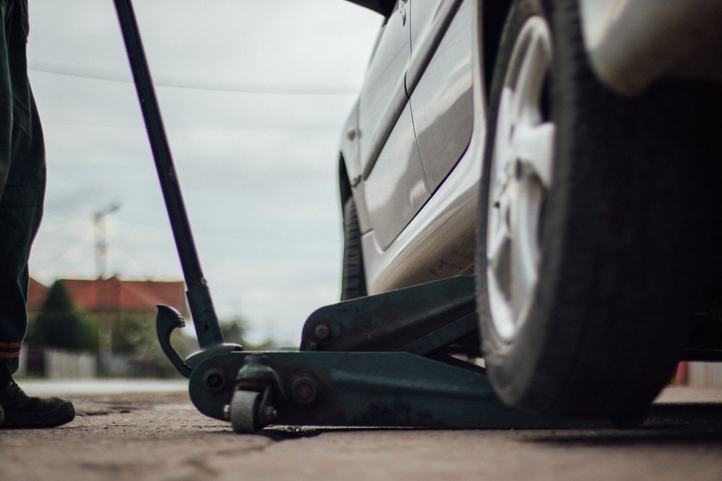 Vehículo en mantenimiento en La Serviteca Car & Go
